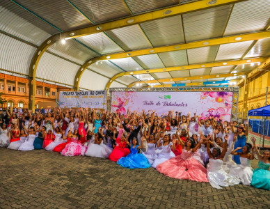 Adolescentes participam do Baile de Debutantes dos 250 anos de Porto Alegre