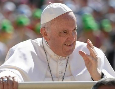 Papa: cuidado com o mito da eterna juventude, rugas são símbolo da vida