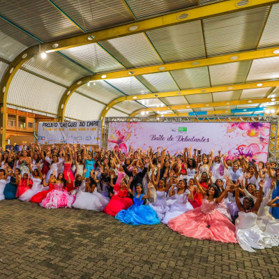 Adolescentes participam do Baile de Debutantes dos 250 anos de Porto Alegre